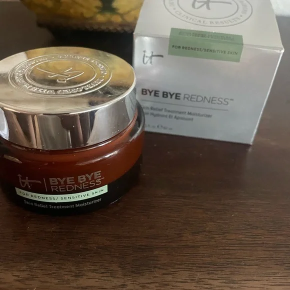 IT Cosmetics Bye Bye Redness Moisturizer - Brown and Silver - Picture 1 of 2